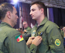 Militares do Paraná recebem medalhas por salvamentos no Rio Grande do Sul em 2024