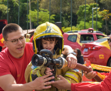 Bombeiros promovem evento para crianças em celebração aos 113 anos da corporação