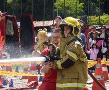 Bombeiros promovem evento para crianças em celebração aos 113 anos da corporação
