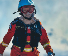 Bombeira paranaense participa de curso de referência sobre prevenção e combate a incêndios florestais no Chile