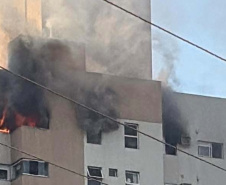 Bombeiros de Cascavel resgatam vítimas de incêndio em apartamento na manhã desta quarta (15)