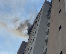 Bombeiros de Cascavel resgatam vítimas de incêndio em apartamento na manhã desta quarta (15)