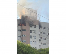 Bombeiros de Cascavel resgatam vítimas de incêndio em apartamento na manhã desta quarta (15)
