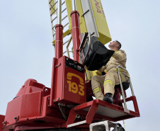 Bombeiros paranaenses criam grupo de trabalho para definir melhor tecnologia de resgate em altura para a corporação