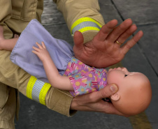 Corpo de Bombeiros alerta para atualização da manobra em casos de engasgo e reforça cuidados com bebês e idosos