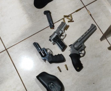 PCPR e PMPR prendem 3 pessoas e apreendem 6 armas, munições e drogas em Cascavel