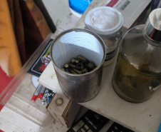 PCPR e PMPR prendem 3 pessoas e apreendem 6 armas, munições e drogas em Cascavel