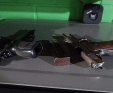 PCPR e PMPR prendem 3 pessoas e apreendem 6 armas, munições e drogas em Cascavel