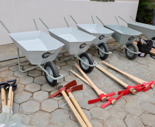 Carrinhos de mão feitos por presos de Piraquara estão sendo usados em Rio Bonito do Iguaçu