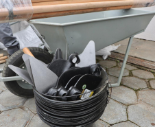 Carrinhos de mão feitos por presos de Piraquara estão sendo usados em Rio Bonito do Iguaçu