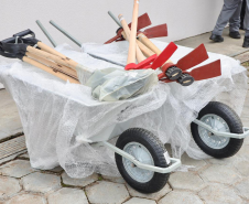 Carrinhos de mão feitos por presos de Piraquara estão sendo usados em Rio Bonito do Iguaçu