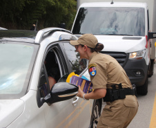 PMPR realiza ação de proximidade e conscientização no Ferry Boat
