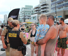 PMPR realiza ação comunitária em Caiobá e amplia distribuição de pulseiras para crianças