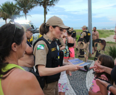 PMPR realiza ação comunitária em Caiobá e amplia distribuição de pulseiras para crianças