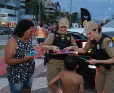 PMPR realiza ação comunitária em Caiobá e amplia distribuição de pulseiras para crianças