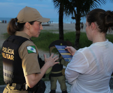PMPR realiza ação comunitária em Caiobá e amplia distribuição de pulseiras para crianças