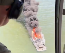 Incêndio em lancha mobiliza bombeiros em Paranaguá