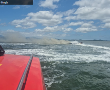 Incêndio em lancha mobiliza bombeiros em Paranaguá