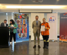 Bombeira paranaense conclui curso no Chile e projeta avanços contra incêndios florestais