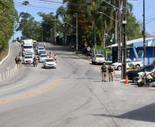PMPR orienta motoristas a viajar em horários alternativos no acesso ao ferry boat de Guaratuba