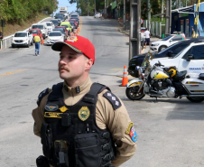 PMPR orienta motoristas a viajar em horários alternativos no acesso ao ferry boat de Guaratuba