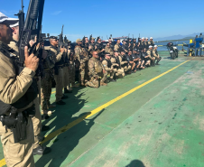 Forças de segurança realizam escolta de custodiados até o Complexo Penal de Piraquara