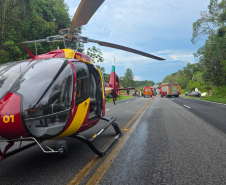 Corpo de Bombeiros atende com caminhões, ambulância e helicóptero um acidente que paralisou a Alexandra-Matinhos