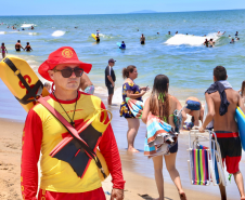 Vocação, preparo e coragem: a rotina dos guarda-vidas do Paraná