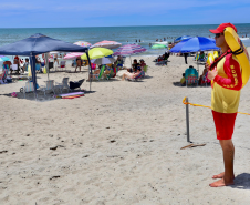 Vocação, preparo e coragem: a rotina dos guarda-vidas do Paraná