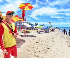 Vocação, preparo e coragem: a rotina dos guarda-vidas do Paraná