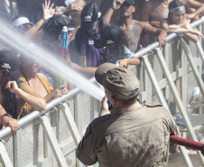 Banhos de mangueira, água e ambulâncias: Estado cuida do público antes e durante shows no Litoral