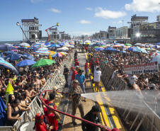 Banhos de mangueira, água e ambulâncias: Estado cuida do público antes e durante shows no Litoral