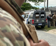 Polícia Penal do Paraná cumpre mandado de prisão durante reforço da monitoração eletrônica no litoral