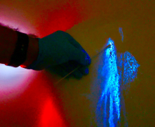 Luminol reforça atuação da Polícia Científica na identificação de vestígios ocultos