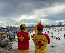 Bombeiros do Paraná divulgam perfil da vítima de afogamento para alertar banhistas no litoral