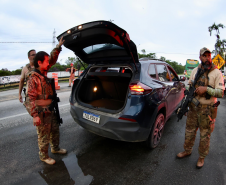 Forças de segurança promovem fiscalização integrada com apoio de cães no Litoral