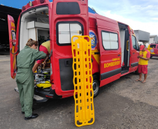 Bombeiros realizam resgate após queda de plano elevado no Litoral