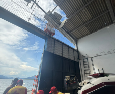 Bombeiros realizam resgate após queda de plano elevado no Litoral