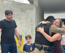 “Naquele momento, a gente não pensou em nada”: policiais reencontram família após resgate em cabeça d’água em Guaratuba