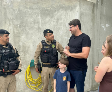 “Naquele momento, a gente não pensou em nada”: policiais reencontram família após resgate em cabeça d’água em Guaratuba