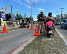 PMPR realiza ação educativa sobre uso de patinetes elétricos e ciclomotores em Matinhos 