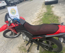 PMPR recupera motocicleta furtada e apreende entorpecentes em Pontal do Paraná