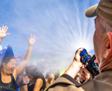 Banhos de mangueira, água e ambulâncias: Estado cuida do público antes e durante shows no Litoral