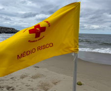 Bombeiros alertam banhistas para atenção às bandeiras de sinalização das áreas seguras para banho no litoral