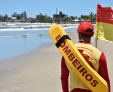Bombeiros alertam banhistas para atenção às bandeiras de sinalização das áreas seguras para banho no litoral