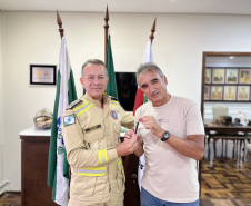 Corpo de Bombeiros recebe visita de sargento promovido por ato de bravura