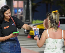 Disque Denúncia realiza ação interativa na orla de Matinhos