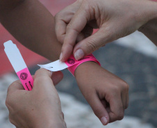 Pulseiras de identificação reforçam a segurança nas praias durante o Verão Maior Paraná