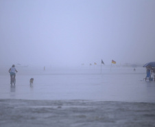 Bombeiros alertam para risco de descargas elétricas no mar durante temporais no Carnaval