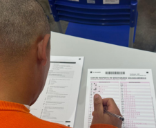 20 mil pessoas privadas de liberdade concluíram educação básica no Paraná em 2025